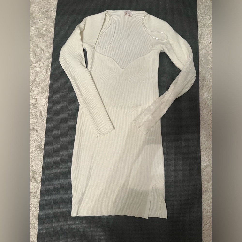 Women’s  Long sleeved Sweater Dress
Sweetheart Necklinee
Size Large
